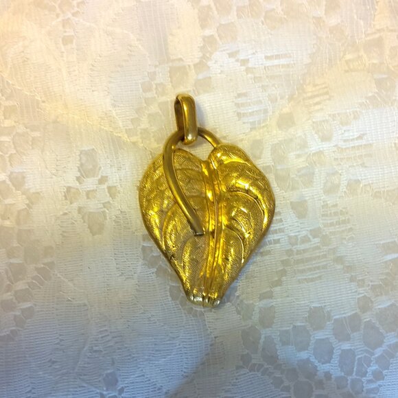 VTG Gold Tone Charm Vintage Leaf Floral Pendant - Picture 4 of 9